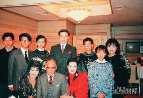 黃夏蕙當年全家照。么女胡雲妮(右二)、長女胡蓮娜(右三)、長子胡禮賢(左二)、么子胡禮智(左一)、黃夏蕙(前排左一)及胡百全(前排中)。 黃夏蕙當年全家照。么女胡雲妮(右二)、長女胡蓮娜(右三)、長子胡禮賢(左二)、么子胡禮智(左一)、黃夏蕙(前排左一)及胡百全(前排中)。