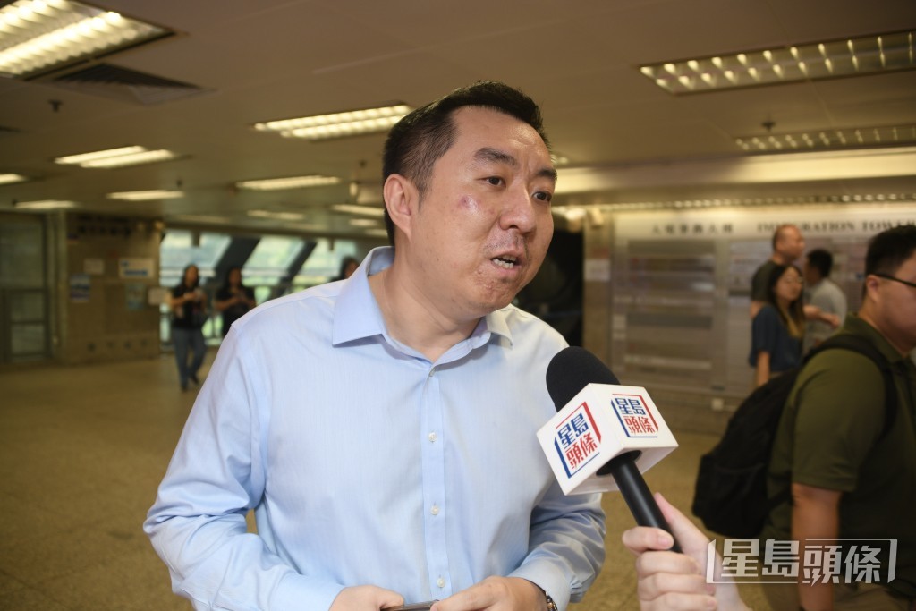 在港工作的內地人萬先生專程希望找到一些印有香港特色風景的文創產品和紀念幣。 在港工作的內地人萬先生專程希望找到一些印有香港特色風景的文創產品和紀念幣。