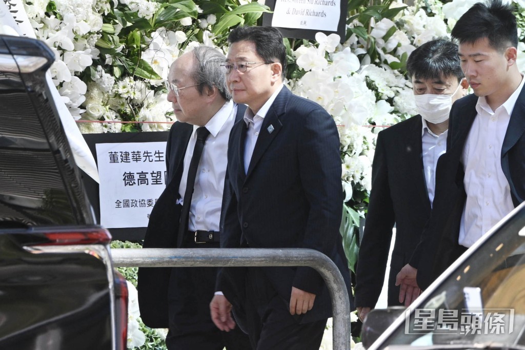 四洲集團創辦人兼主席戴德豐(左一)、中聯辦主任周霽(左二)。 四洲集團創辦人兼主席戴德豐(左一)、中聯辦主任周霽(左二)。
