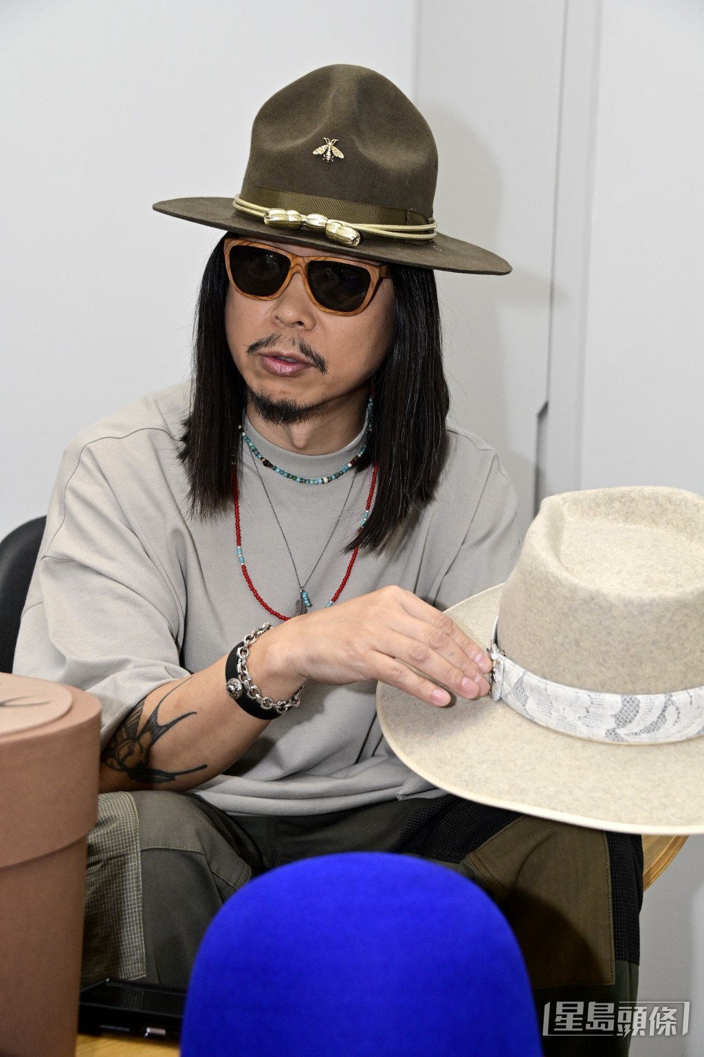 王雙駿當時在演唱會擔任服裝的朋友。專登為這個騷設計了這章：「有啲扣咗喺件衫，我咪扣咗喺頂帽。」
