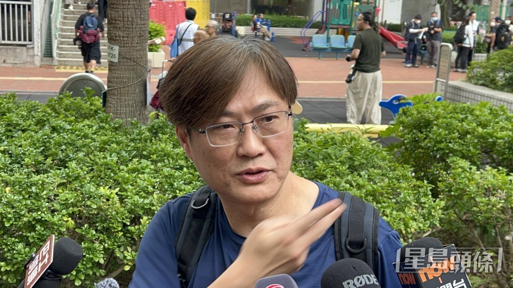 宏盛閣居民陳先生希望政府與居民多溝通。楊偉亨攝