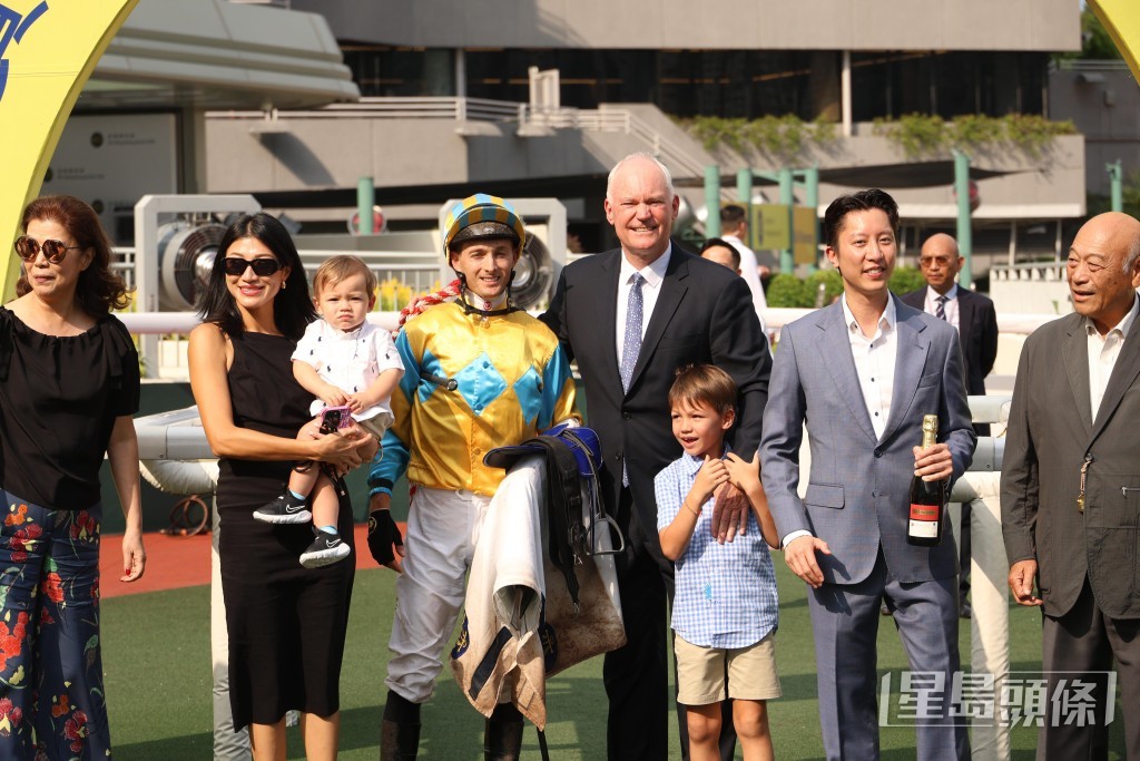 「勁先生」馬主史立德的兒子史昊洺(右二)作為代表拉頭馬。 「勁先生」馬主史立德的兒子史昊洺(右二)作為代表拉頭馬。