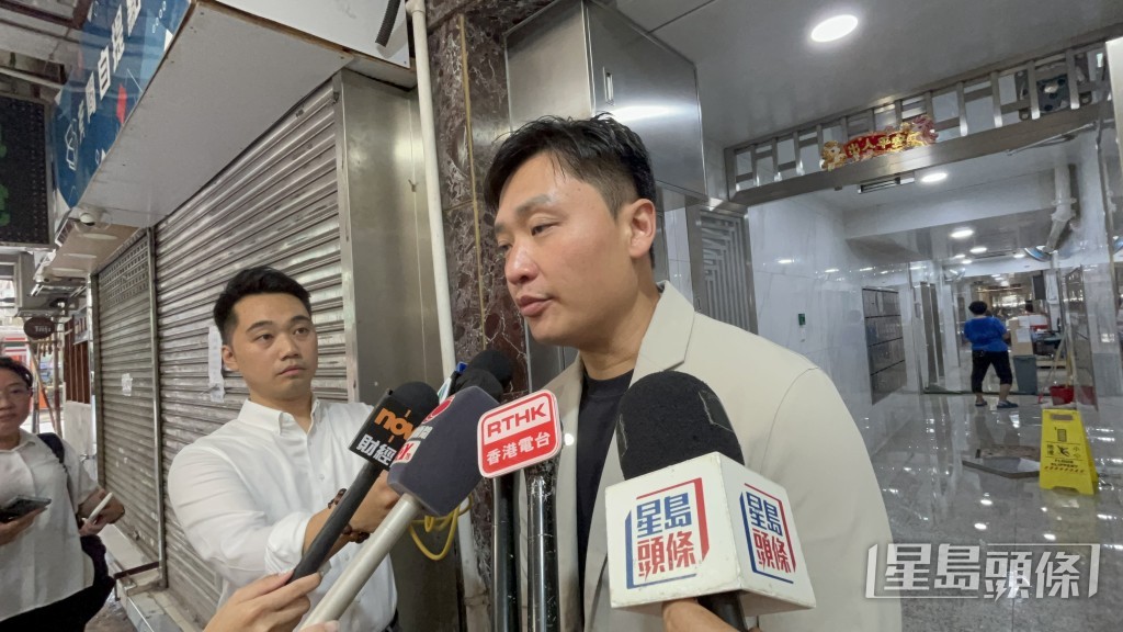 立法會議員(九龍西)鄭泳舜巡視肇事單位。 立法會議員(九龍西)鄭泳舜巡視肇事單位。