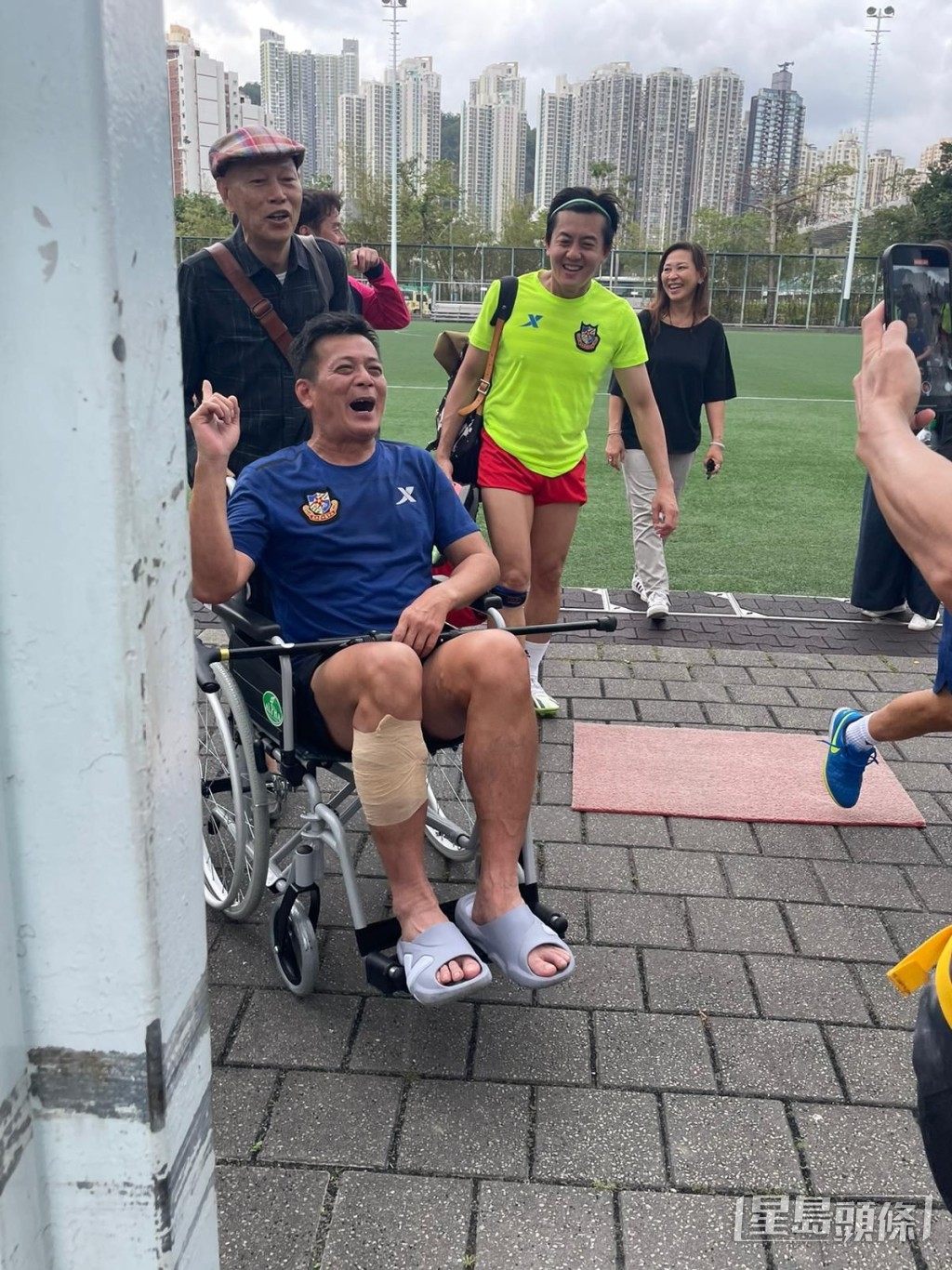 早前黃日華受傷坐輪椅離場，譚詠麟亦在場護送他。