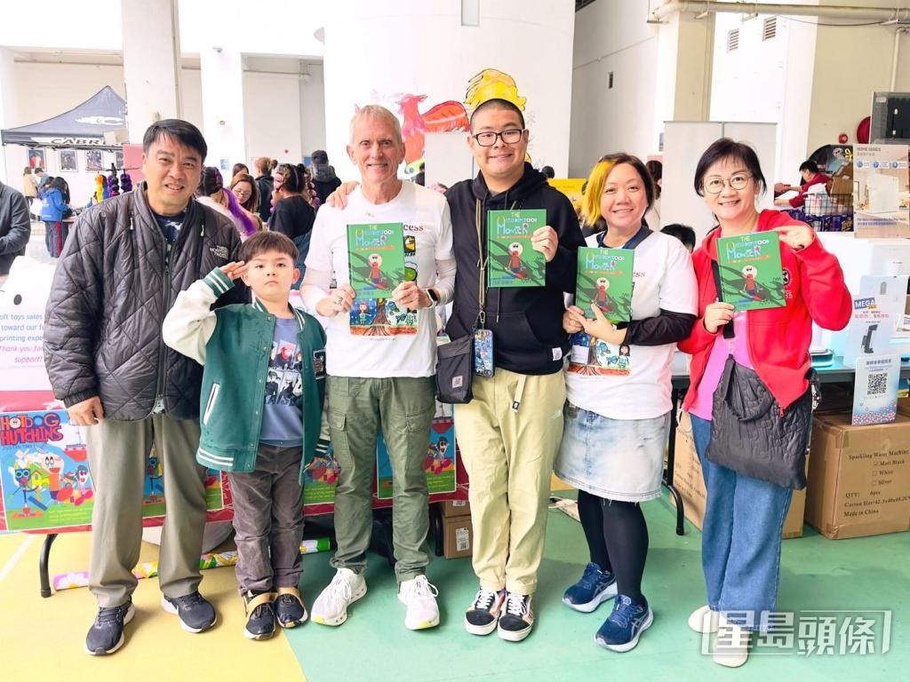 譚皓之到學校開放日擺攤售賣兒童繪本。 受訪者提供 譚皓之到學校開放日擺攤售賣兒童繪本。 受訪者提供