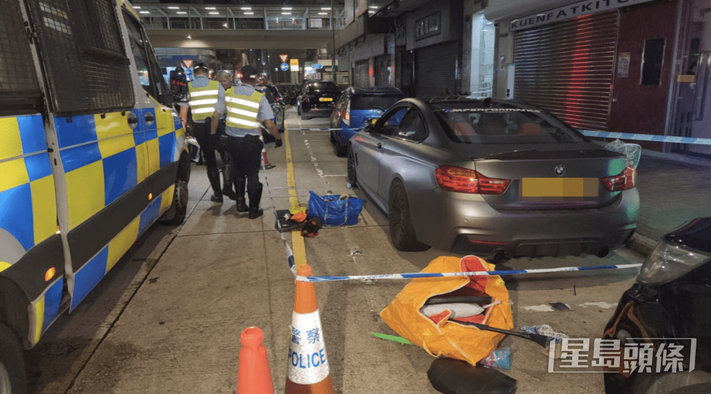警員搜查車廂期間,在車內檢獲2大包及4小包懷疑冰毒。黎志偉攝 警員搜查車廂期間,在車內檢獲2大包及4小包懷疑冰毒。黎志偉攝