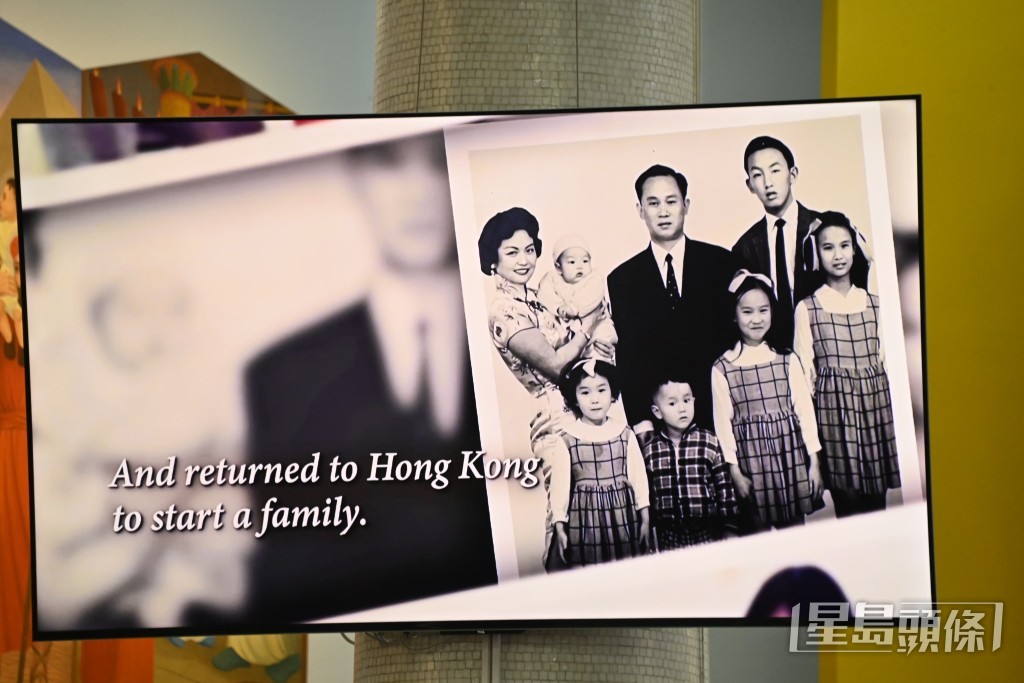 安息禮播出不少珍貴相片,陳美齡三姊妹穿上同款格仔裙。 安息禮播出不少珍貴相片,陳美齡三姊妹穿上同款格仔裙。
