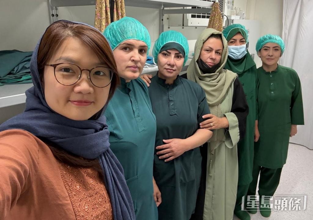 黃詩靈（左一）與昆都士創傷中心的女性員工合照。 受訪者提供