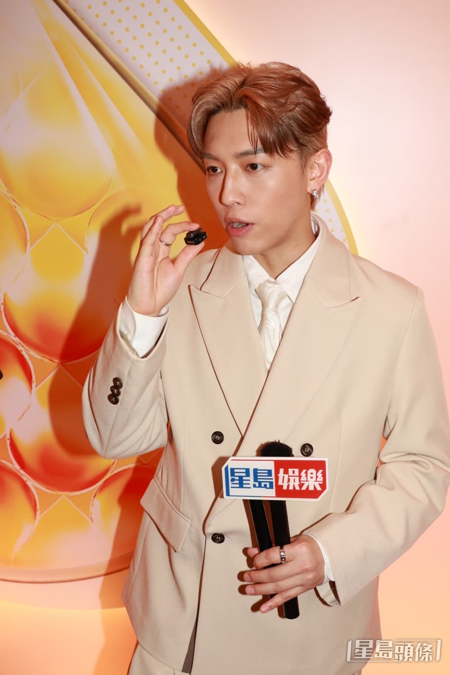 身高168.5cm張天賦MC早前出席音樂大賞時,與身高超過181cm韓團TXT拍Reels時企箱被網民取笑。 身高168.5cm張天賦MC早前出席音樂大賞時,與身高超過181cm韓團TXT拍Reels時企箱被網民取笑。