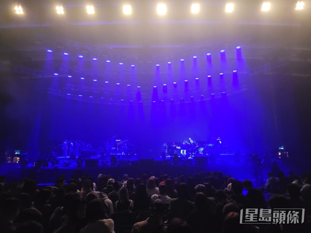 並表示需要救護車到場，才再開始演出，同時向觀眾致歉，請觀眾稍等。