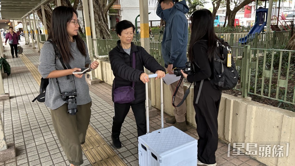 居民拉篋及儲物箱到場收拾細軟。蔡楚輝攝 居民拉篋及儲物箱到場收拾細軟。蔡楚輝攝