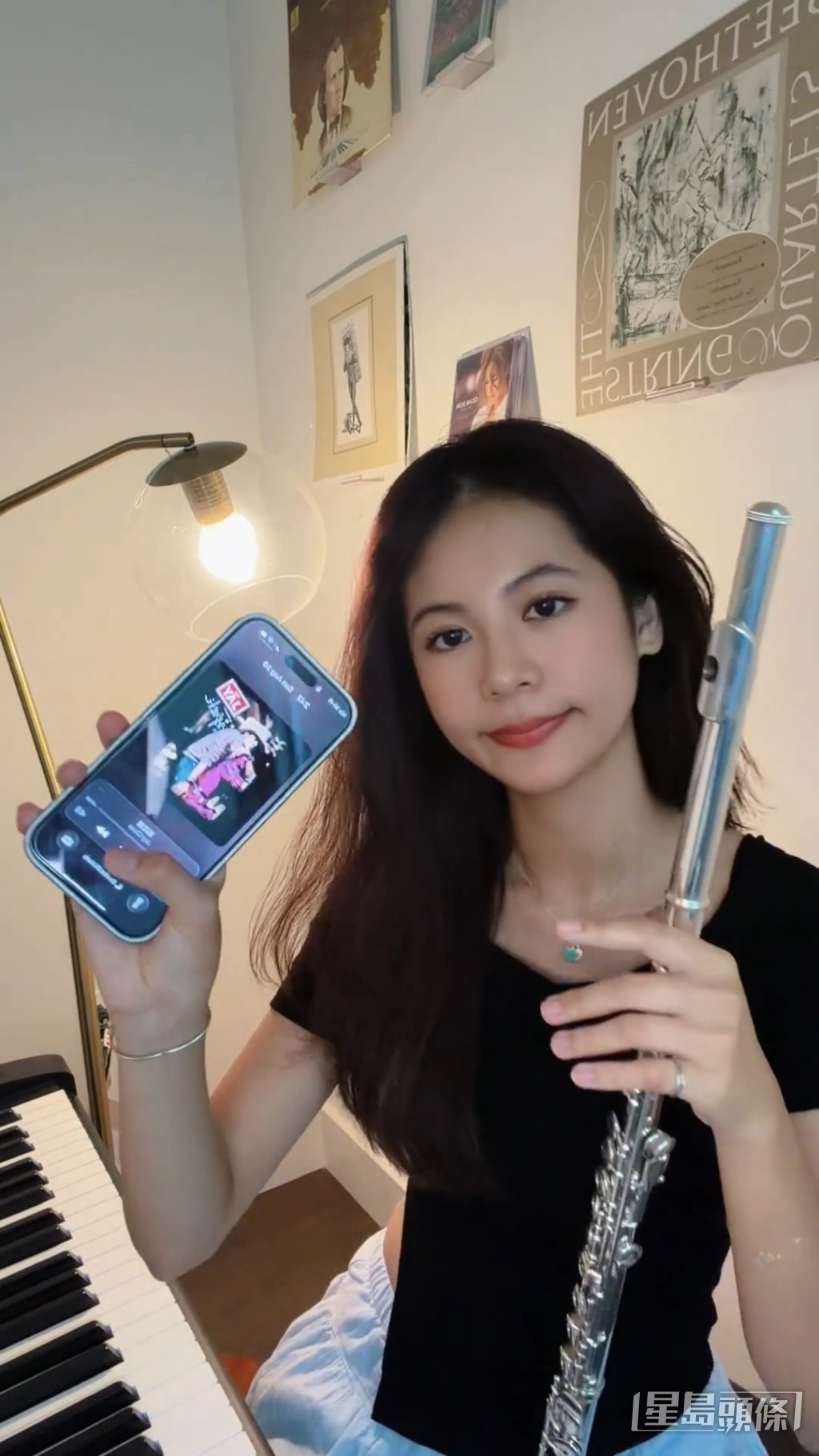 劉蒔分享日常生活短片,一開場便展現甜美笑容與自信氣質。 劉蒔分享日常生活短片,一開場便展現甜美笑容與自信氣質。