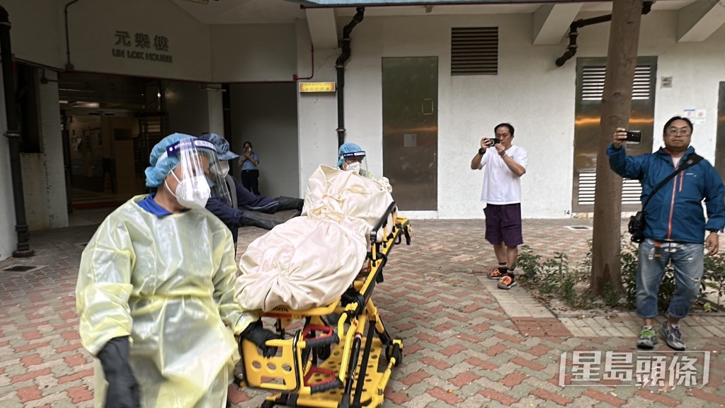 仵工將兩兄弟遺體移往殮房。劉漢權攝