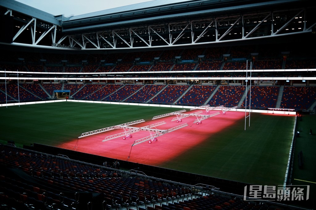 全運會七人欖球項目即將舉辦，啟德主場館用補光燈照草坪。