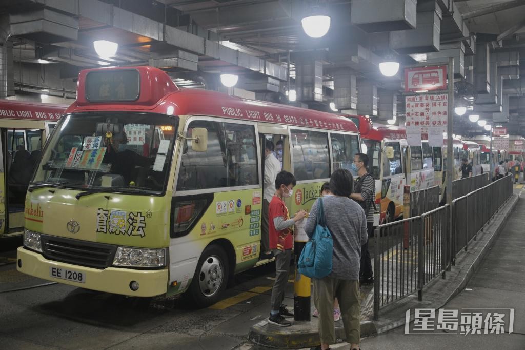 疫情后港人生活习惯改变,不少红巴通宵路线停办。 疫情后港人生活习惯改变,不少红巴通宵路线停办。
