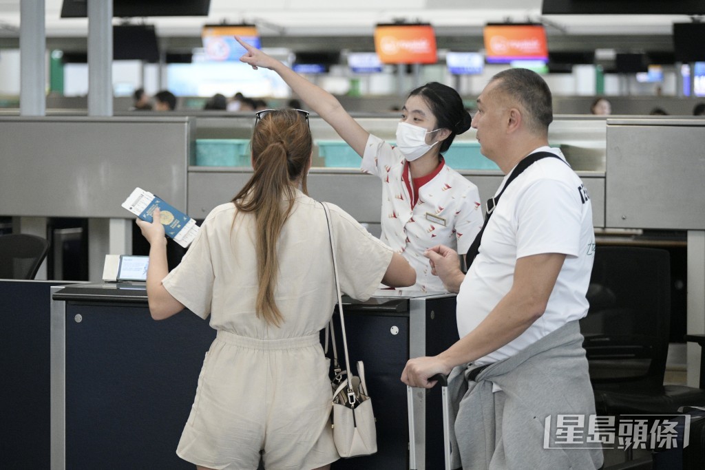 不少巿民趁着中秋及国庆假期离港旅行。陈浩元摄 不少巿民趁着中秋及国庆假期离港旅行。陈浩元摄
