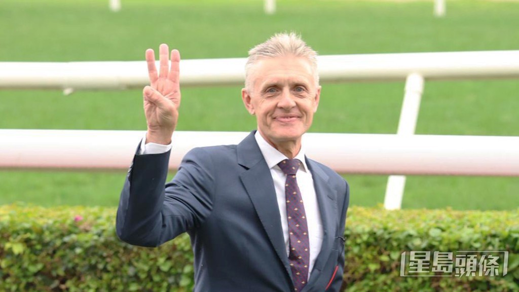 今朝「有你有我」出跳後，廖康銘接馬時情不自禁拍馬頸鼓勵。