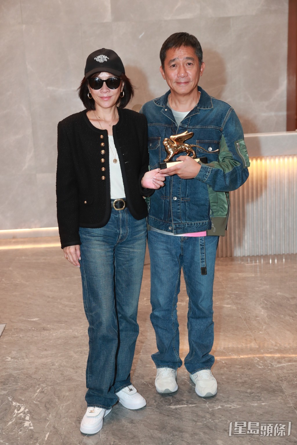 梁朝偉與老婆劉嘉玲凱旋，現身香港機場貴賓室通道。