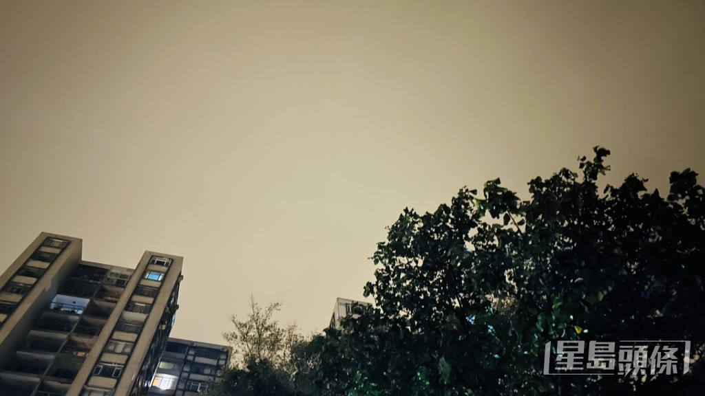 本港地區今日早晚有一兩陣微雨及沿岸有薄霧。蔡楚輝攝