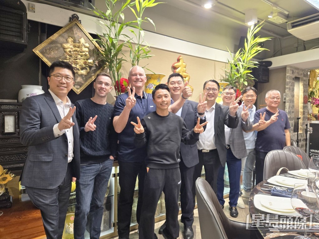  马主蔡咏赞（右四）