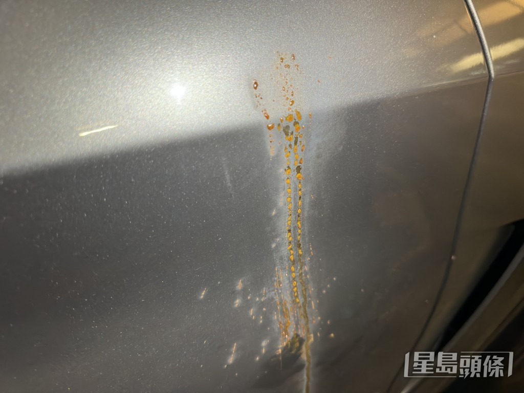 車門出現鏽水迹。梁國峰攝 車門出現鏽水迹。梁國峰攝