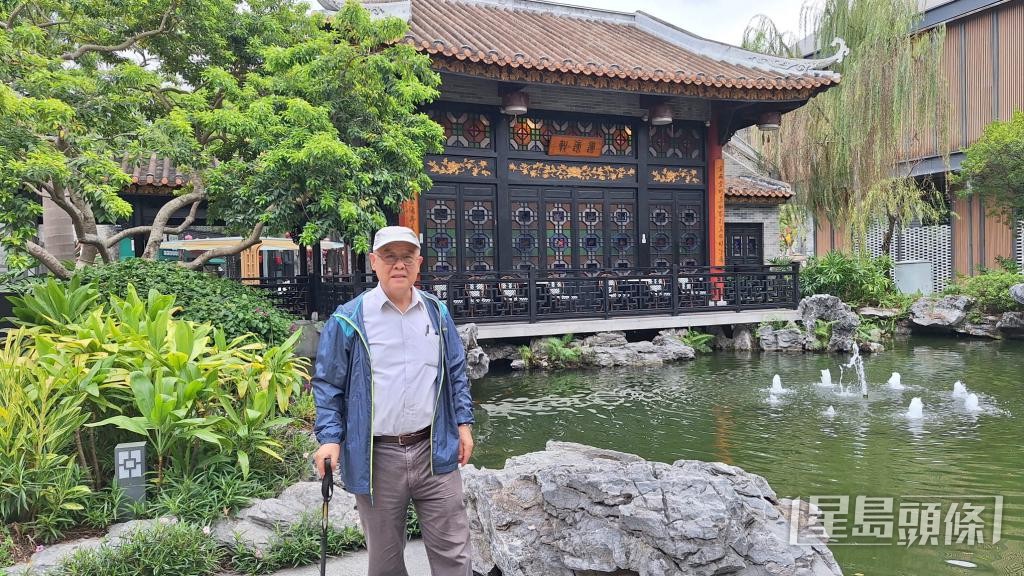 退休後，王福義四處旅遊，增廣見聞。