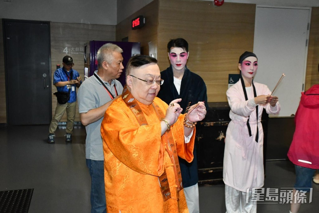 李居明為今晚上演的粵劇《金玉觀世音》拜神。