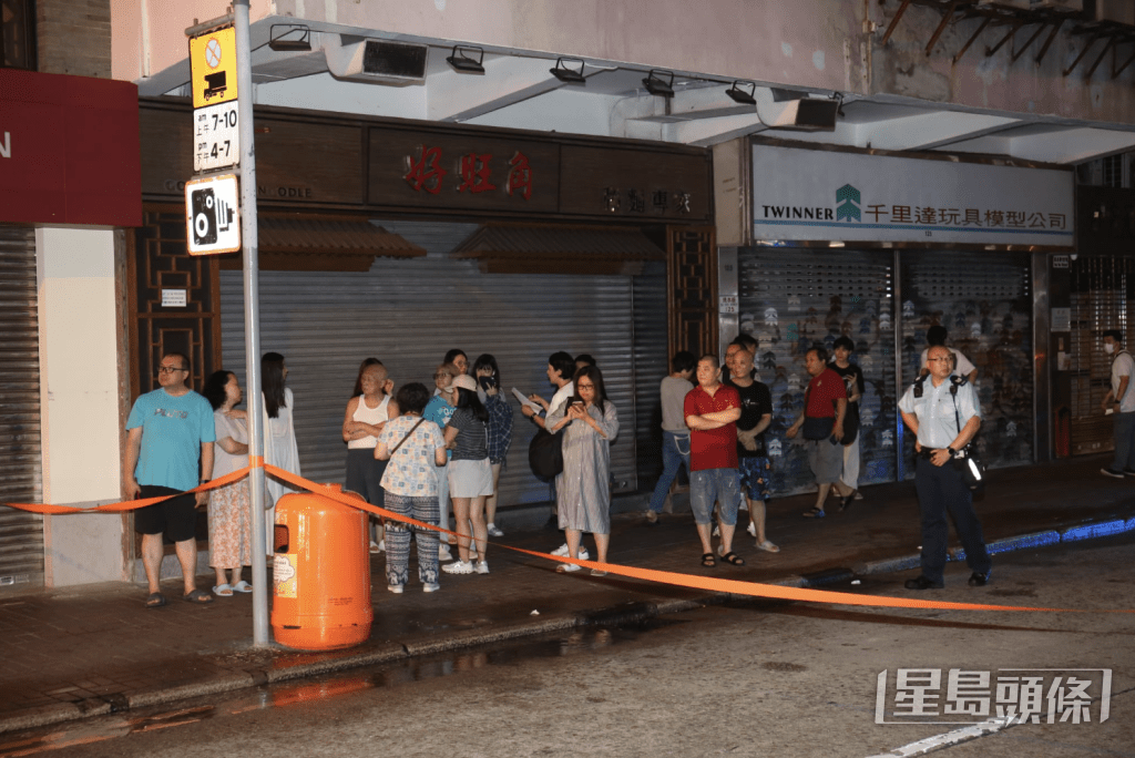 火警引來大批途人圍觀。黎志偉攝 火警引來大批途人圍觀。黎志偉攝