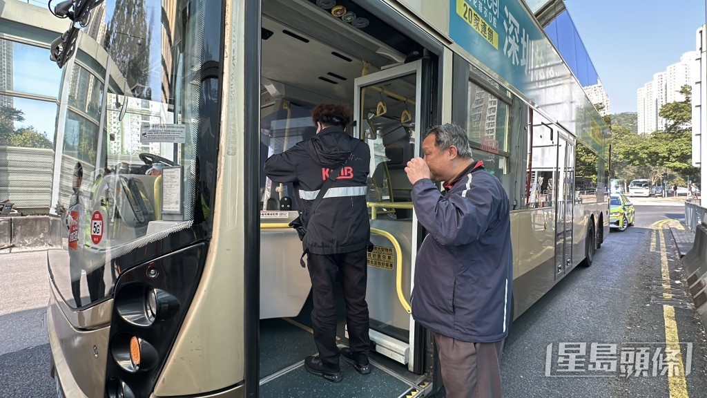 九巴上有三名乘客輕傷。劉漢權攝