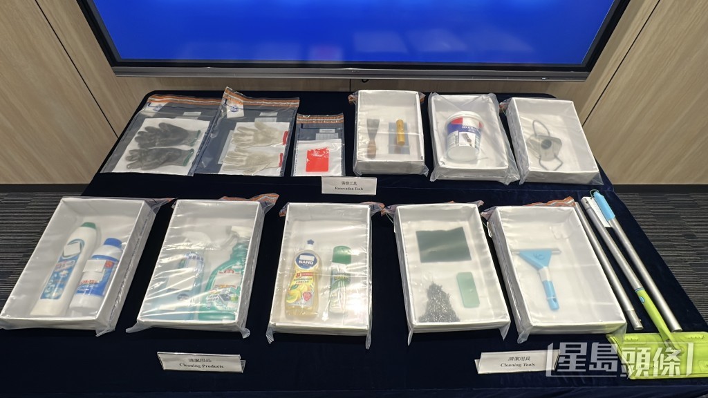 入境處展示檢獲的證物。劉漢權攝 入境處展示檢獲的證物。劉漢權攝