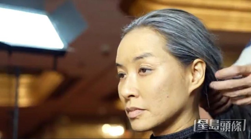 化老妝為增強說服力。