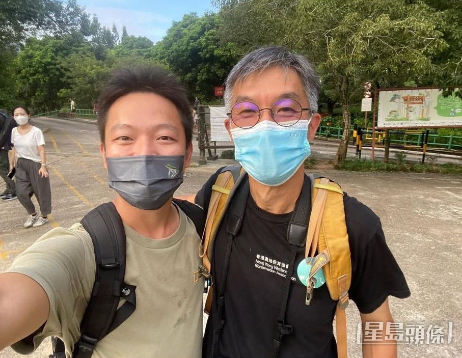 李詠豪感謝兩棲動物權威劉惠寧(右),協助他辨識溫室蟾。 受訪者提供 李詠豪感謝兩棲動物權威劉惠寧(右),協助他辨識溫室蟾。 受訪者提供