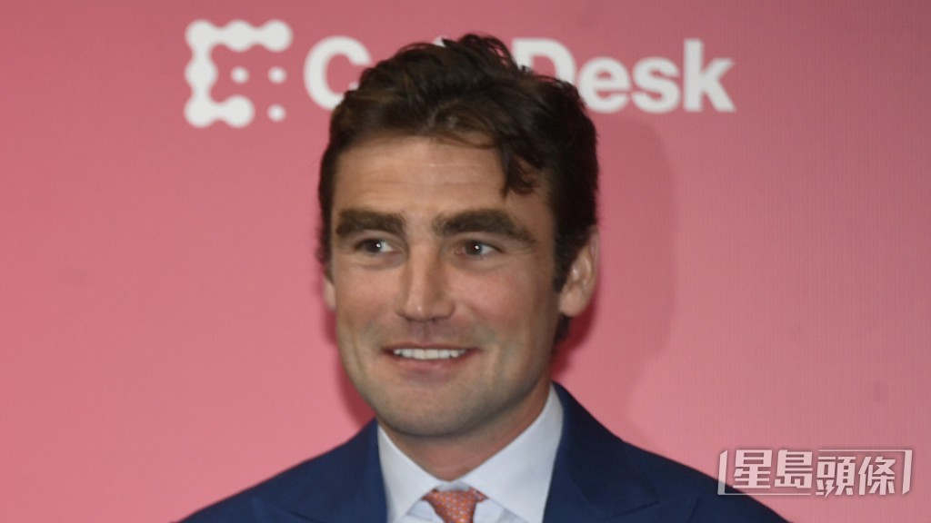 「幸運風彩」今朝出試後游達榮急趕去機坪隧道口接馬。