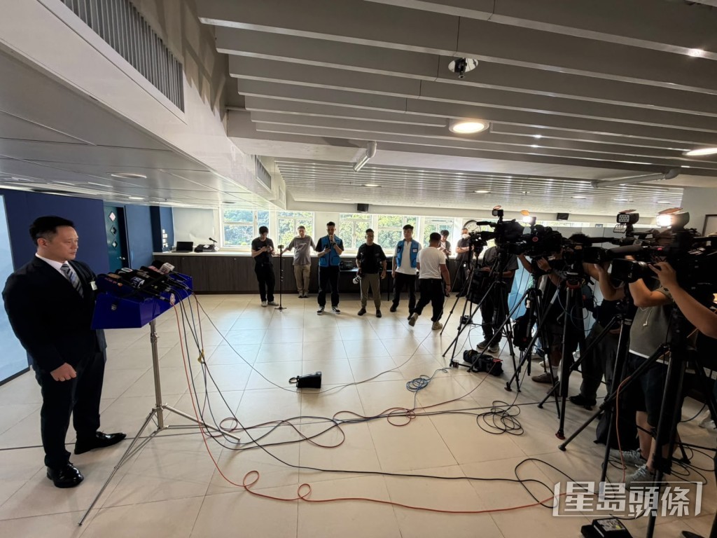 警方較早時見記者交代案情。曾志恆攝 警方較早時見記者交代案情。曾志恆攝
