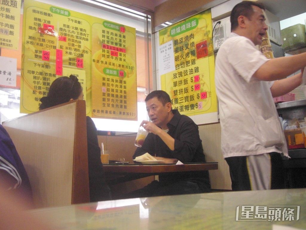 2003年，王家衛被拍到戴着普通眼鏡食茶餐廳。