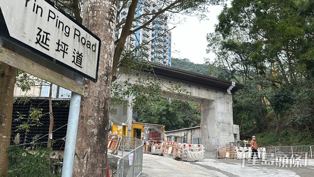 工人被鐵枝插中腹部送院。劉漢權攝