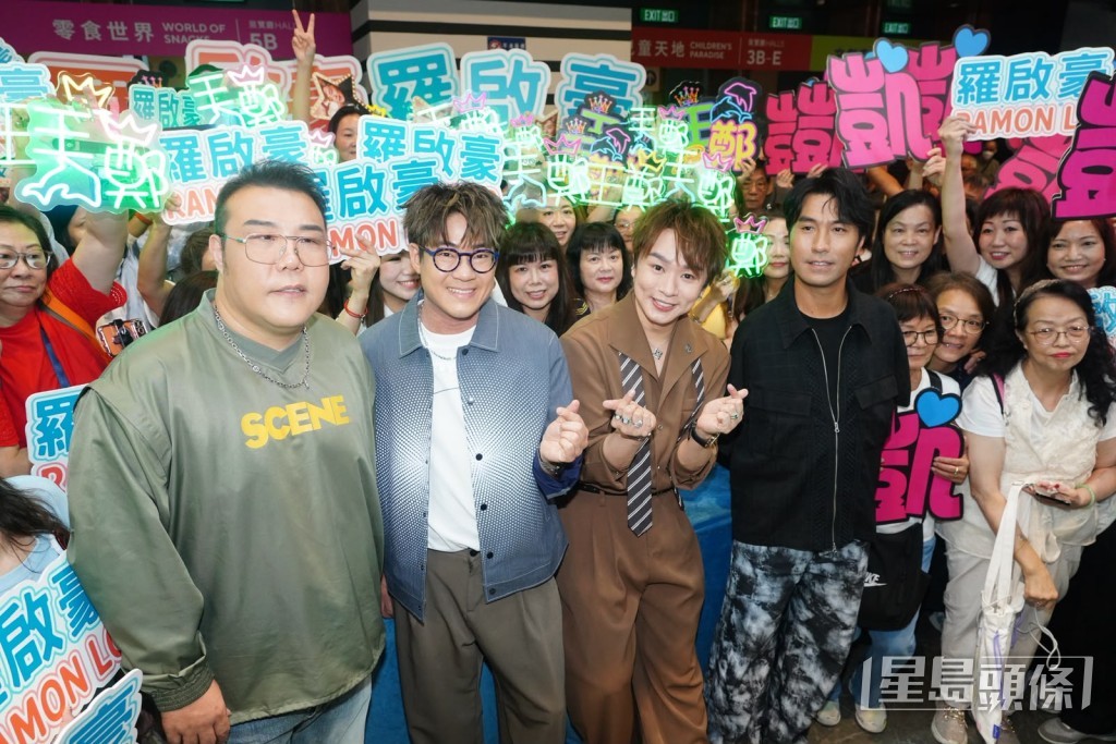 吸引近百位歌迷攜同燈牌到書展攤位支持。 吸引近百位歌迷攜同燈牌到書展攤位支持。