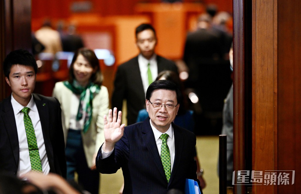 行政長官李家超宣讀《施政報告》後離開立法會。 蘇正謙攝