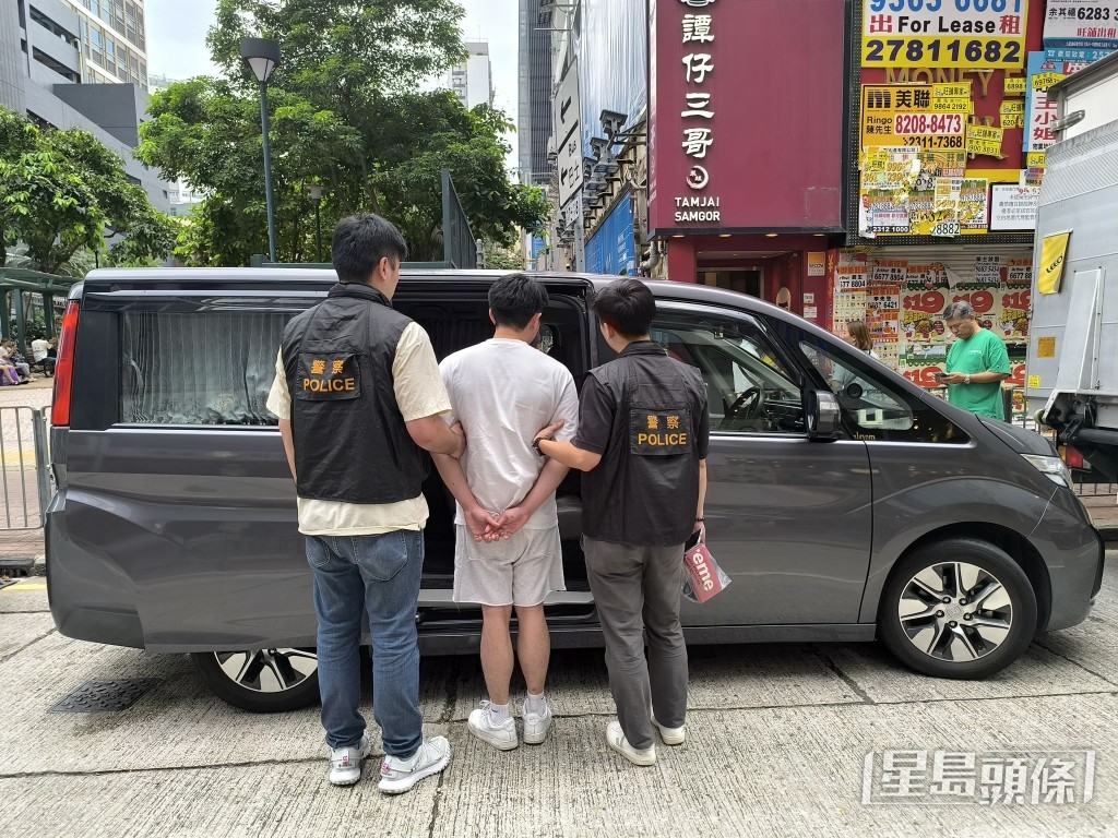 其中一名被捕人士帶署調查。