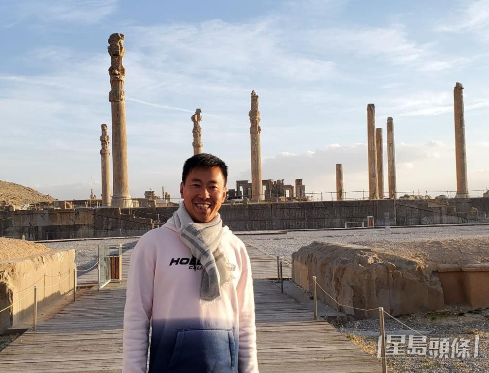 2019年，支明远「快闪」到伊朗旅游，在古城波斯波利斯留影。 受访者提供
