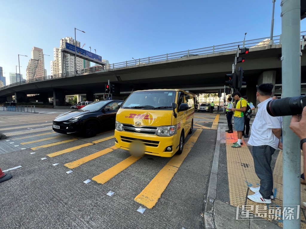 輕貨車頭凹陷。 輕貨車頭凹陷。
