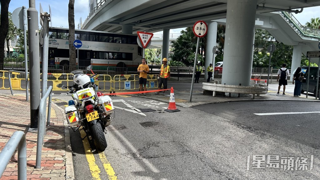 運輸署宣布，因路面下陷，告士打道輔助道路(往中環方向)近馬師道的唯一行車線現已封閉，所有車輛必須左轉往駱克道行駛。