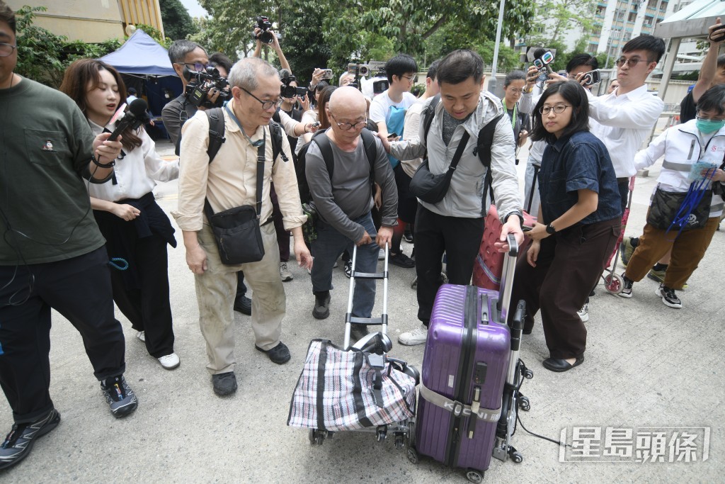 陳先生約左中午12時半和家人使用行李箱推走拾回物品。