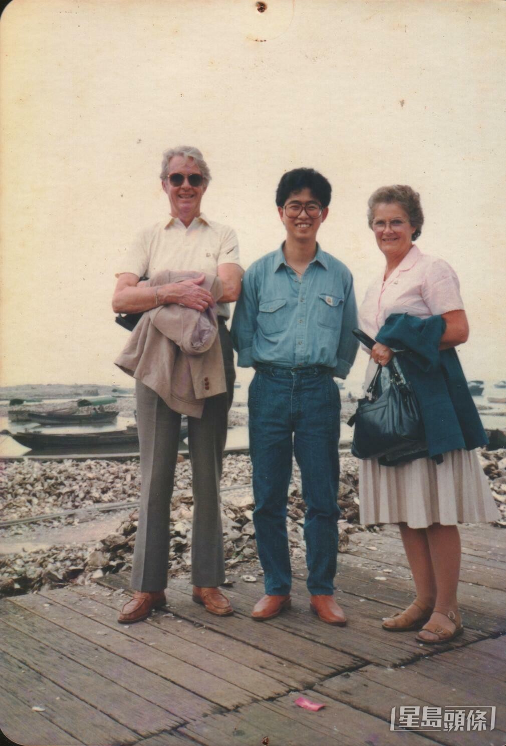 1986年，曾資助他學費的加拿大夫婦來港，李耀輝與他們相見道謝。