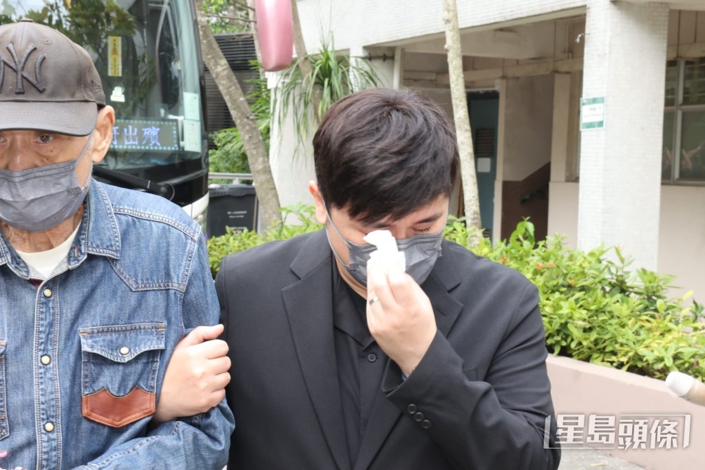 李泳豪不停拭淚。 李泳豪不停拭淚。