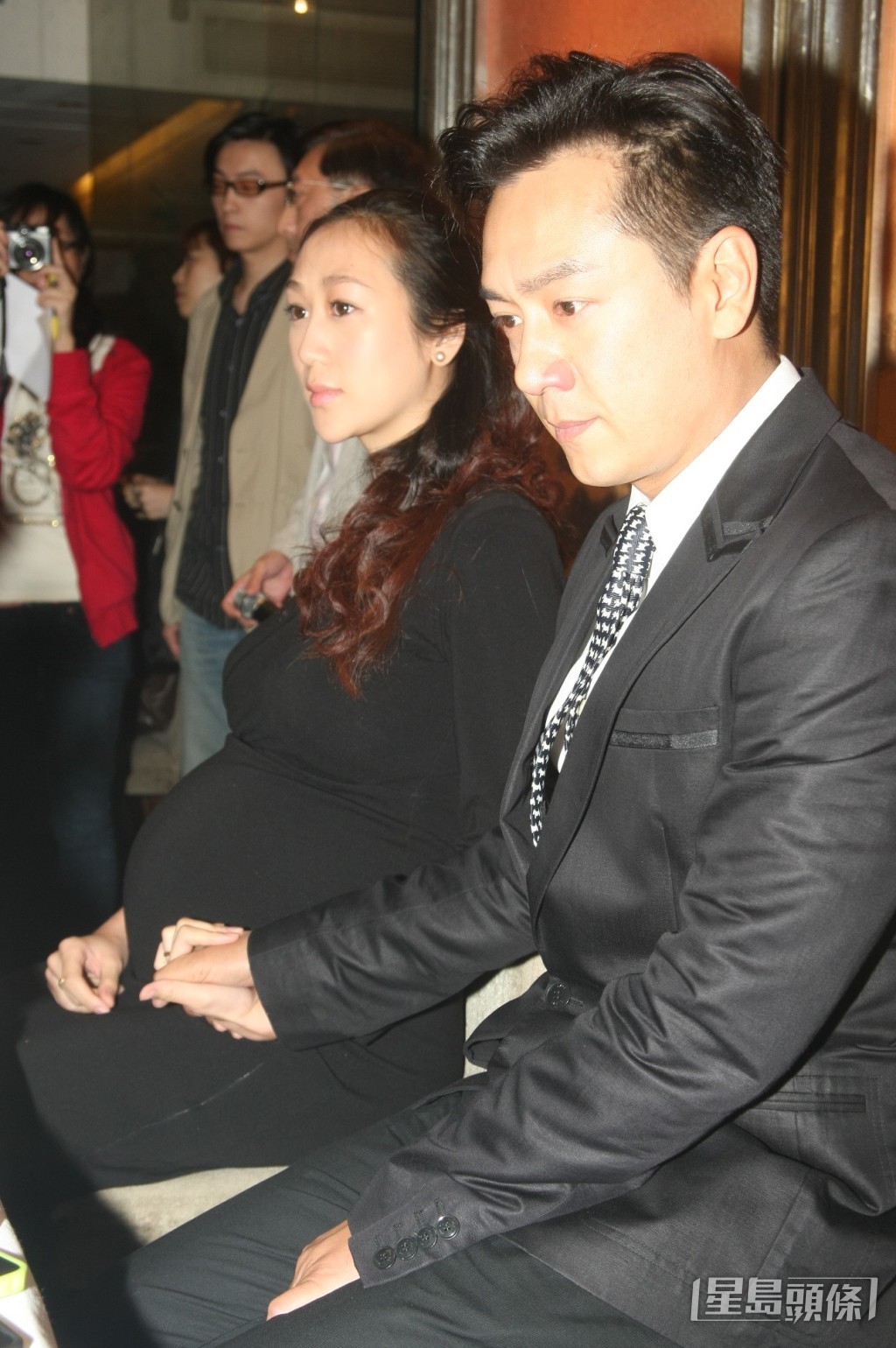 陈浩民2011年由怀孕中的新婚妻子蒋丽莎陪同下，开记者会三度鞠躬道歉。