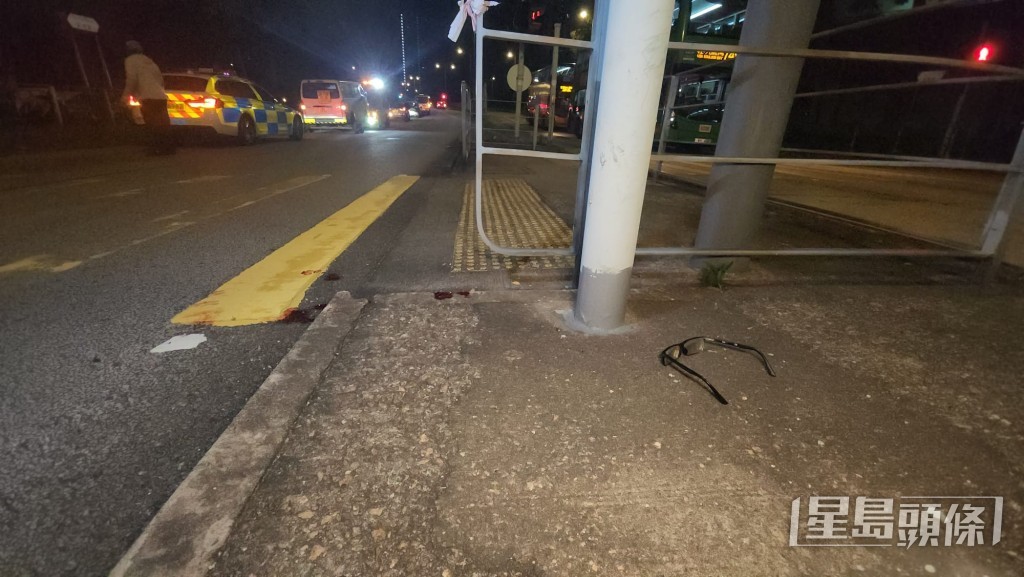 現場遺下一副眼鏡及大灘血跡。黎志偉攝 現場遺下一副眼鏡及大灘血跡。黎志偉攝