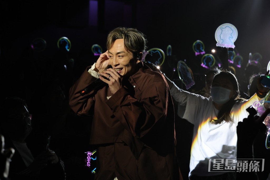 顏志恒提到跳舞,笑言參加《中年好聲音》及參與《紅白大戰》後發現自己跳舞並非想像中那麼差。 顏志恒提到跳舞,笑言參加《中年好聲音》及參與《紅白大戰》後發現自己跳舞並非想像中那麼差。