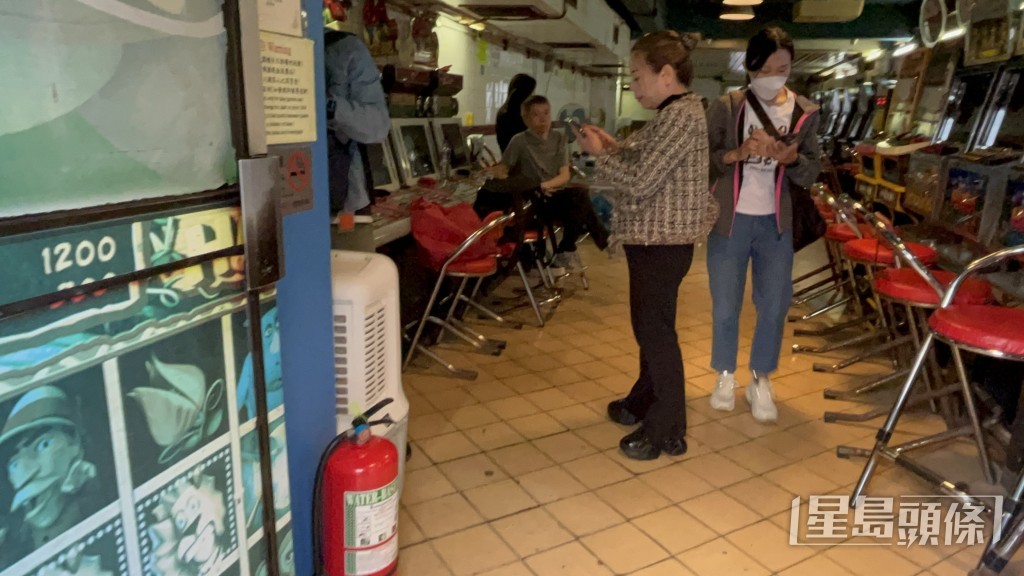女負責人在場協查。楊偉亨攝