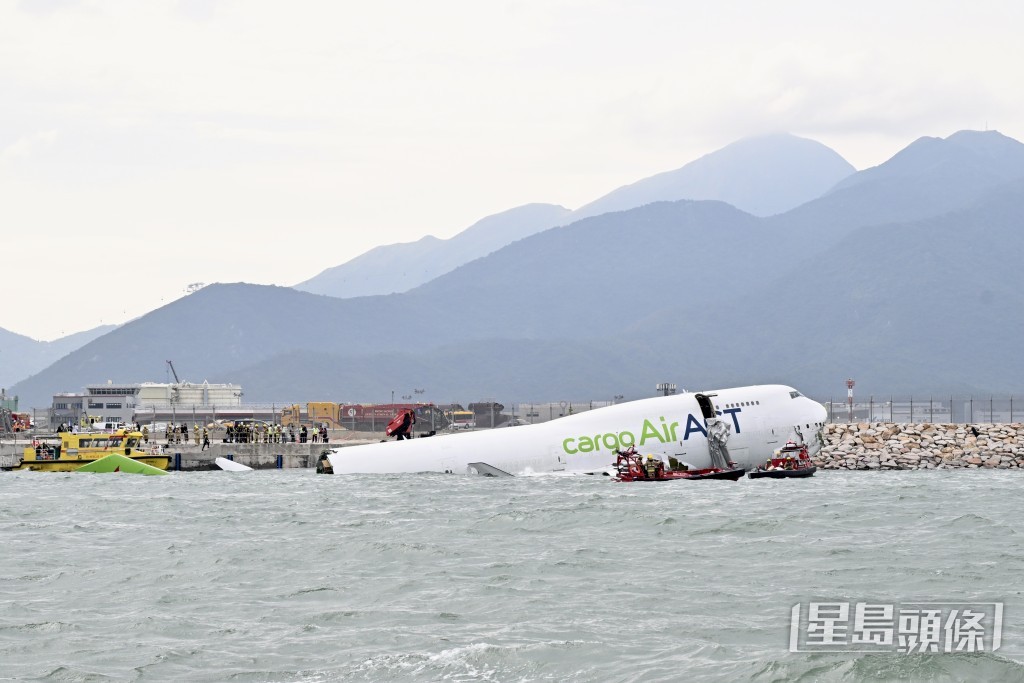 殘骸仍浮在海面。 殘骸仍浮在海面。
